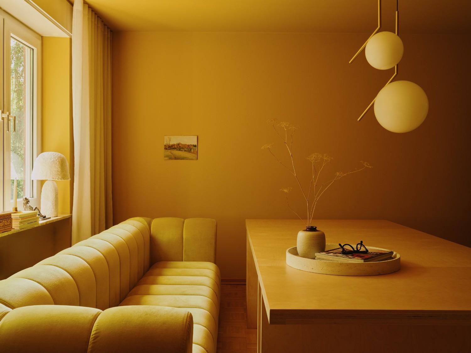 Wohnzimmer mit gelben Möbeln und gelber Wand