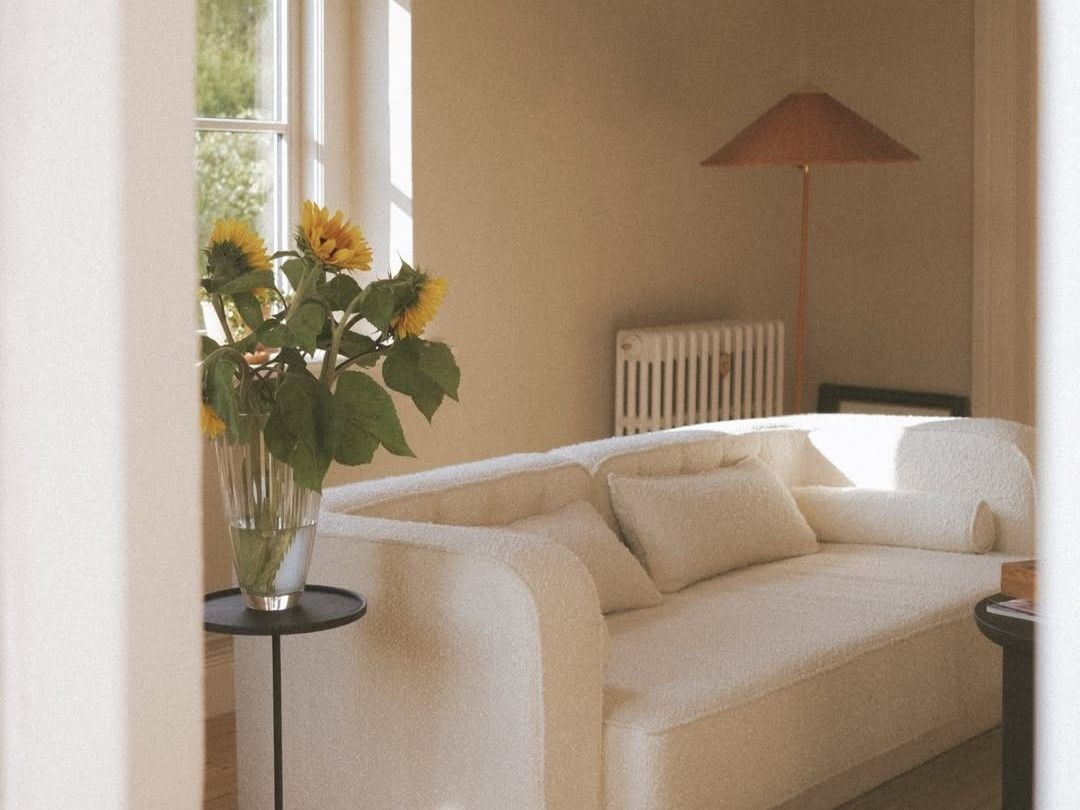 Wohnzimmer in natürlichen Beige- und Weißtönen