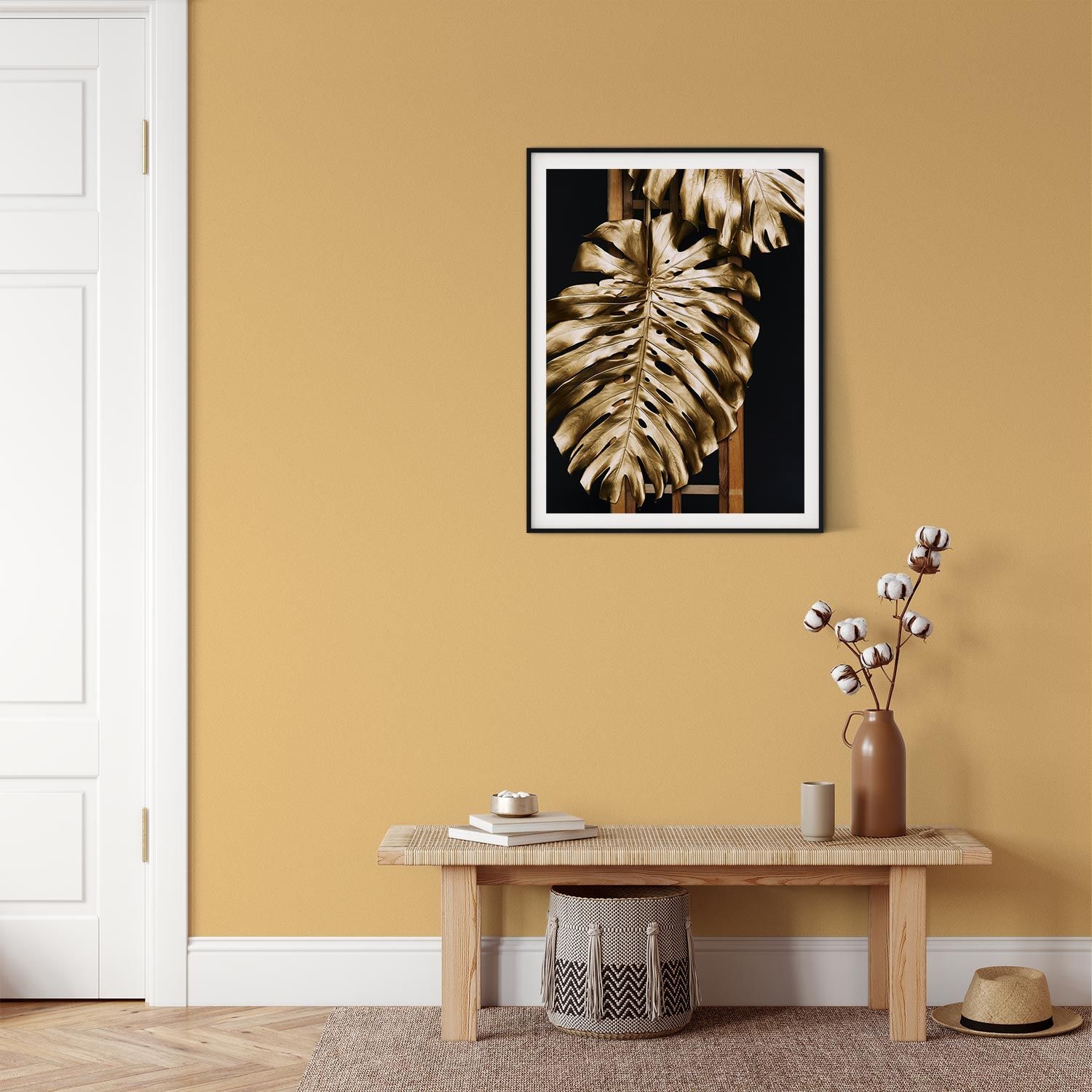 Safrangelbe nachhaltige Wandfarbe Golden Hour von Mynt vor einem Holztisch mit weißer Türe im Wohnzimmer.