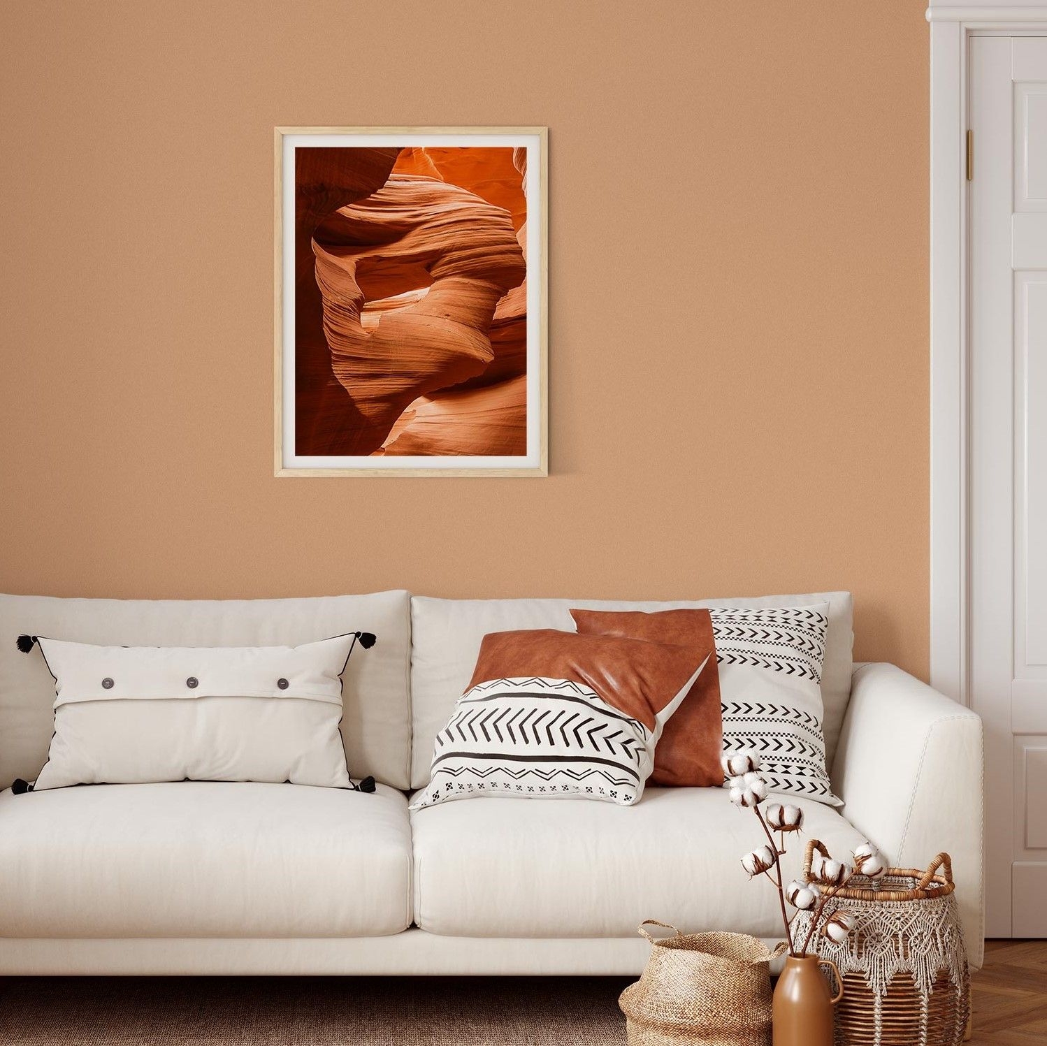 Orange Wandfarbe nachhaltig Juicy Orange von Mynt vor einem weißen Sofa mit Stoff überzogen in einem Wohnzimmer.