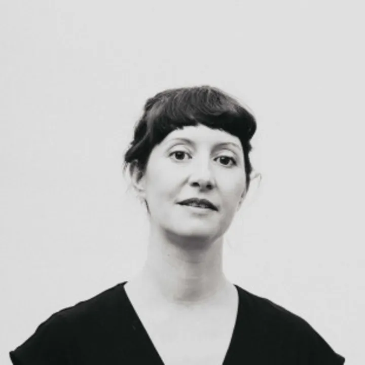 chwarz-Weiß-Porträt einer Frau mit kurzen Haaren namens Anisa Azouz von A.N.A. Studio, Partnerin eines Startups für nachhaltige Farben namens Mynt aus Deutschland, vor einem neutralen Hintergrund.