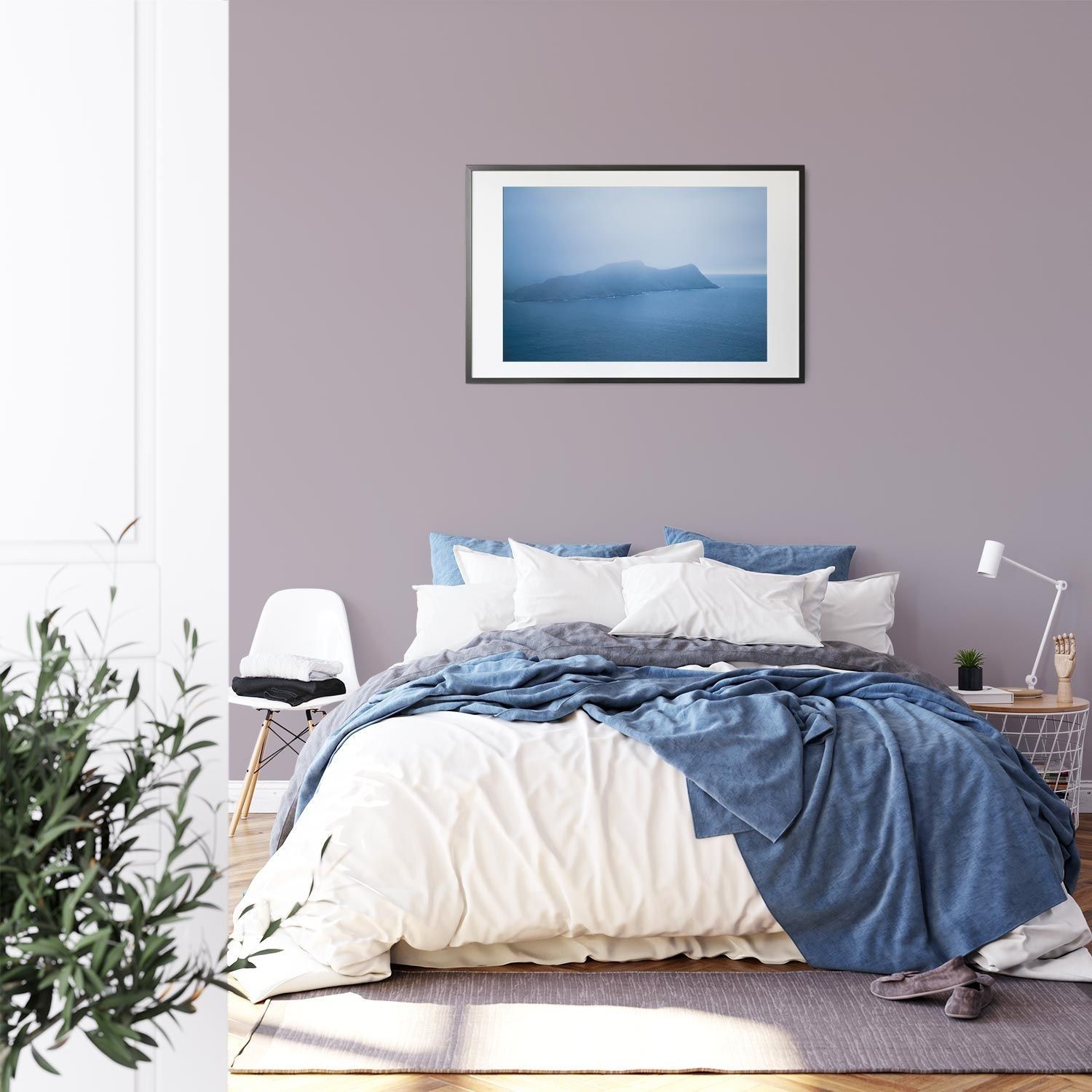 Lila und violette nachhaltige Wandfarbe von Mynt im Schlafzimmer mit weißem Bett und blauen Decken.