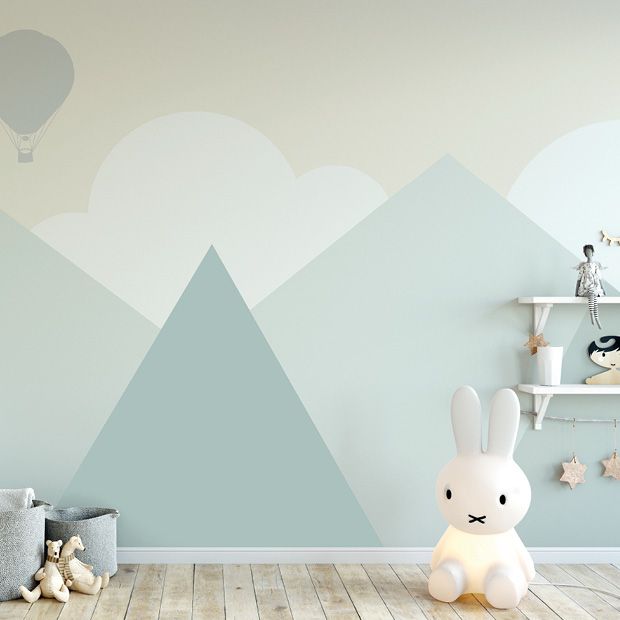 Kinderzimmer mit nachhaltiger Wandfarbe und Vliestapete. Spielzeug und blauen Farben.